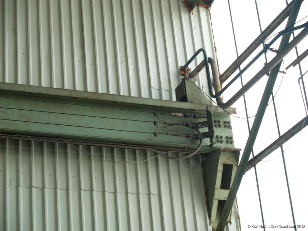 KG254969 electric supply pipe hall