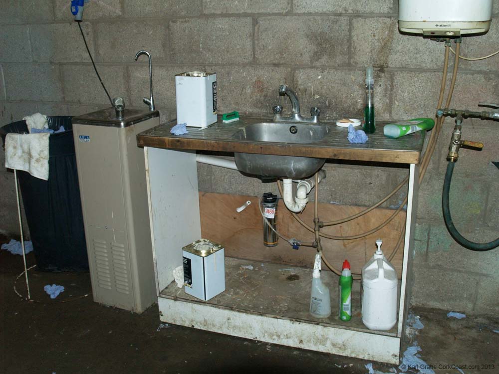 KG255033 the kitchen sink